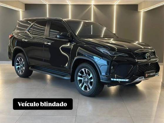 TOYOTA HILUX SW4 2.8 D-4D TURBO DIESEL SRX PLATINUM 7L 4X4 AUTOMÁTICO TOYOTA HILUX SW4 2.8 D-4D TURBO DIESEL SRX PLATINUM 7L 4X4 AUTOMÁTICO